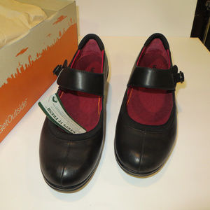 - Womans Merrell Black Shoe 7 Brand new, never worn